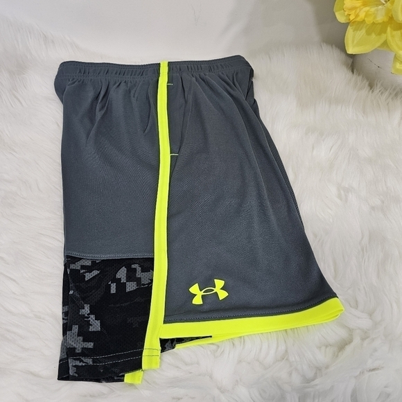 Under Armour Boy's shorts,  size medium gray/green new. - Picture 5 of 12